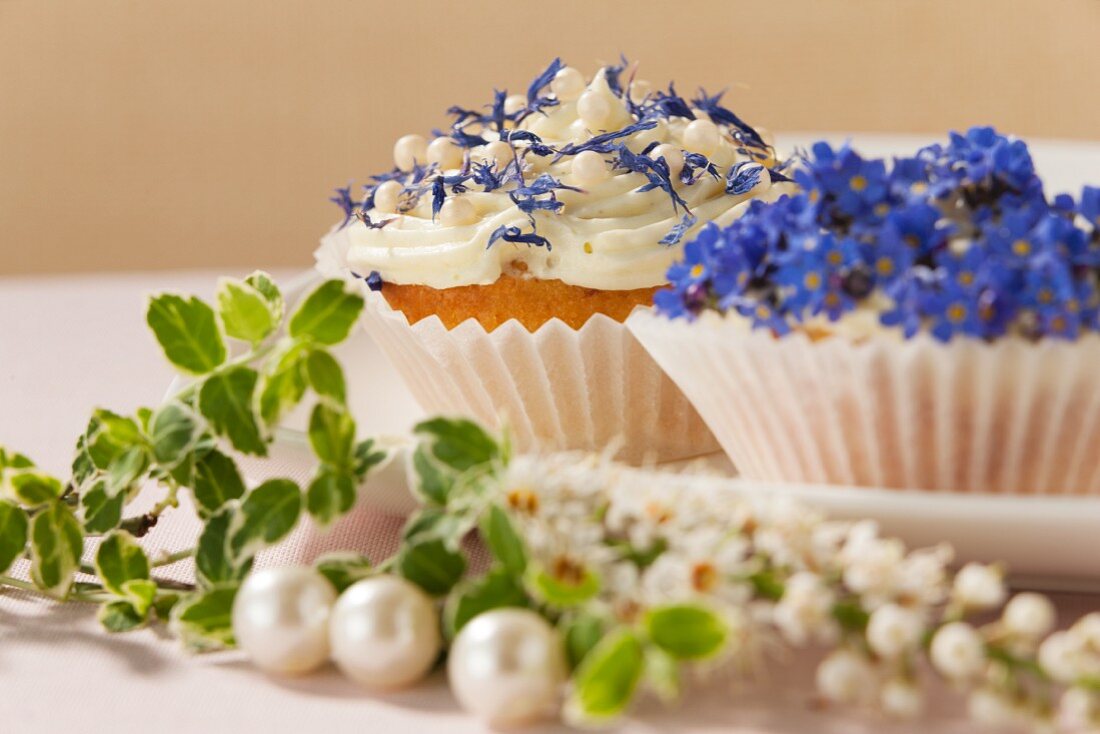Cupcakes mit Frühlingsblumen für eine Hochzeit