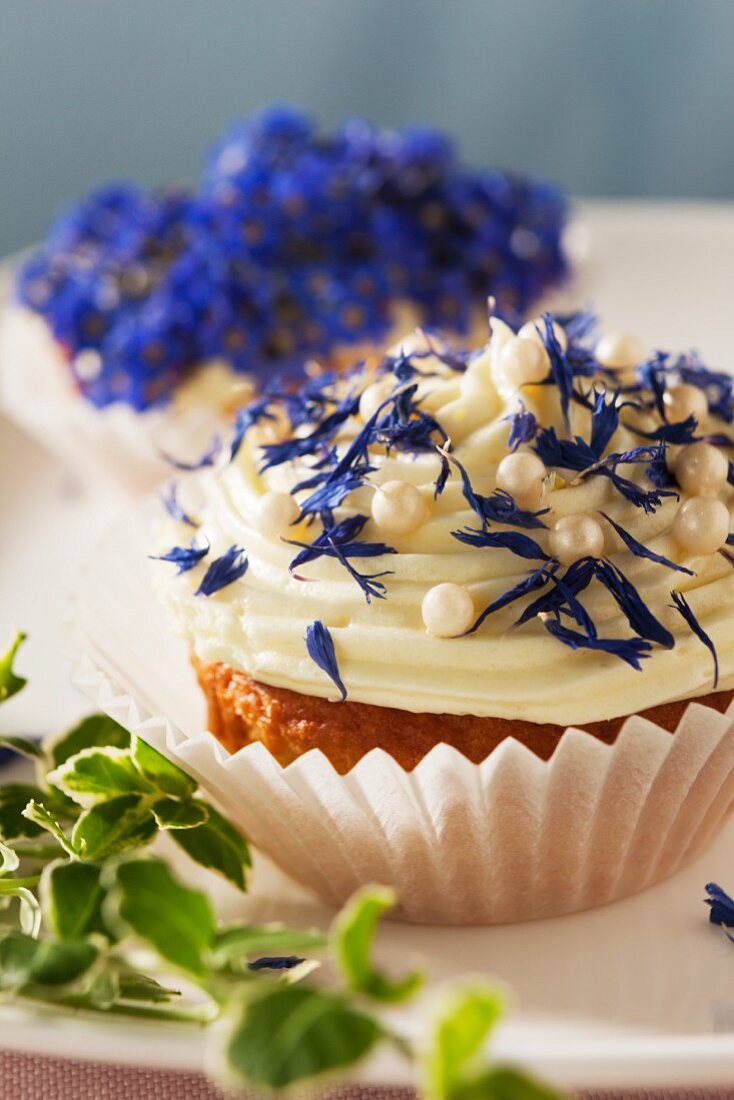 Cupcakes mit Frühlingsblumen für eine Hochzeit