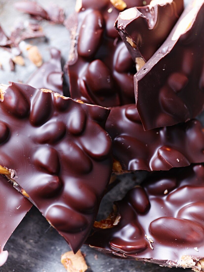 Broken chocolate with almonds (close-up)