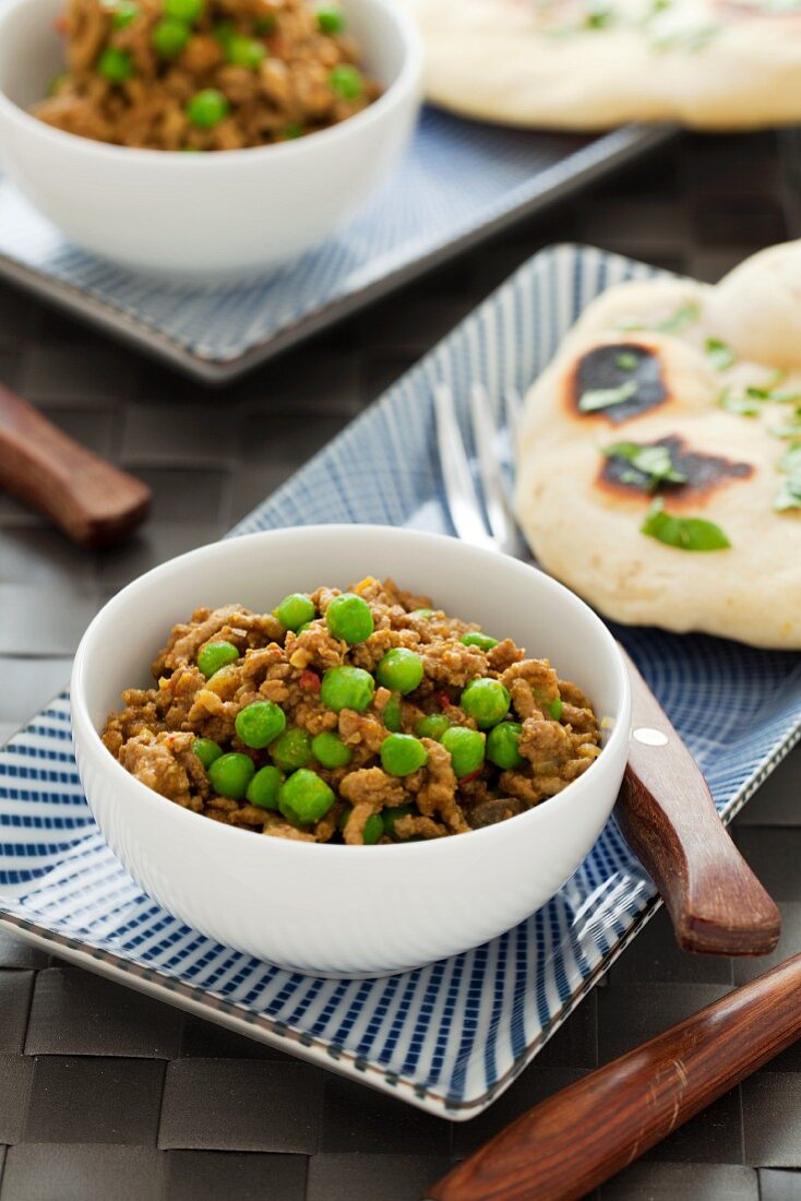 Lamb and pea curry with naan bread (India)