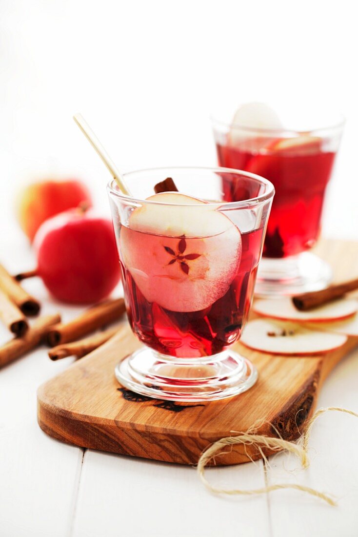 Warmer Kirschdrink mit Apfel und Zimt