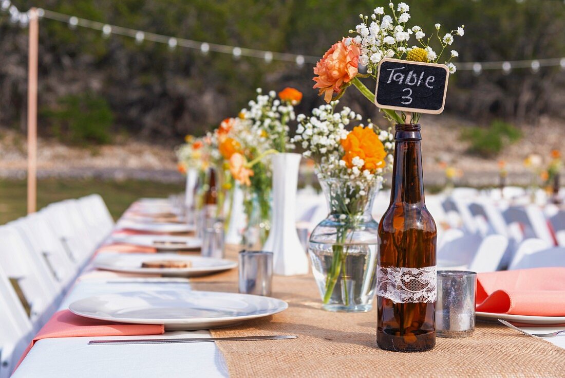 Gedeckter Tisch für Hochzeitsfeier im Freien