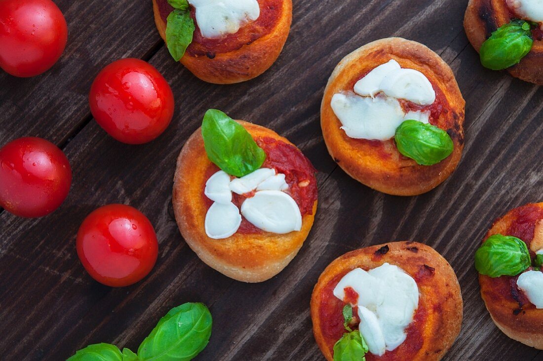 Pizzette (mini pizzas with tomatoes, mozzarella and basil)