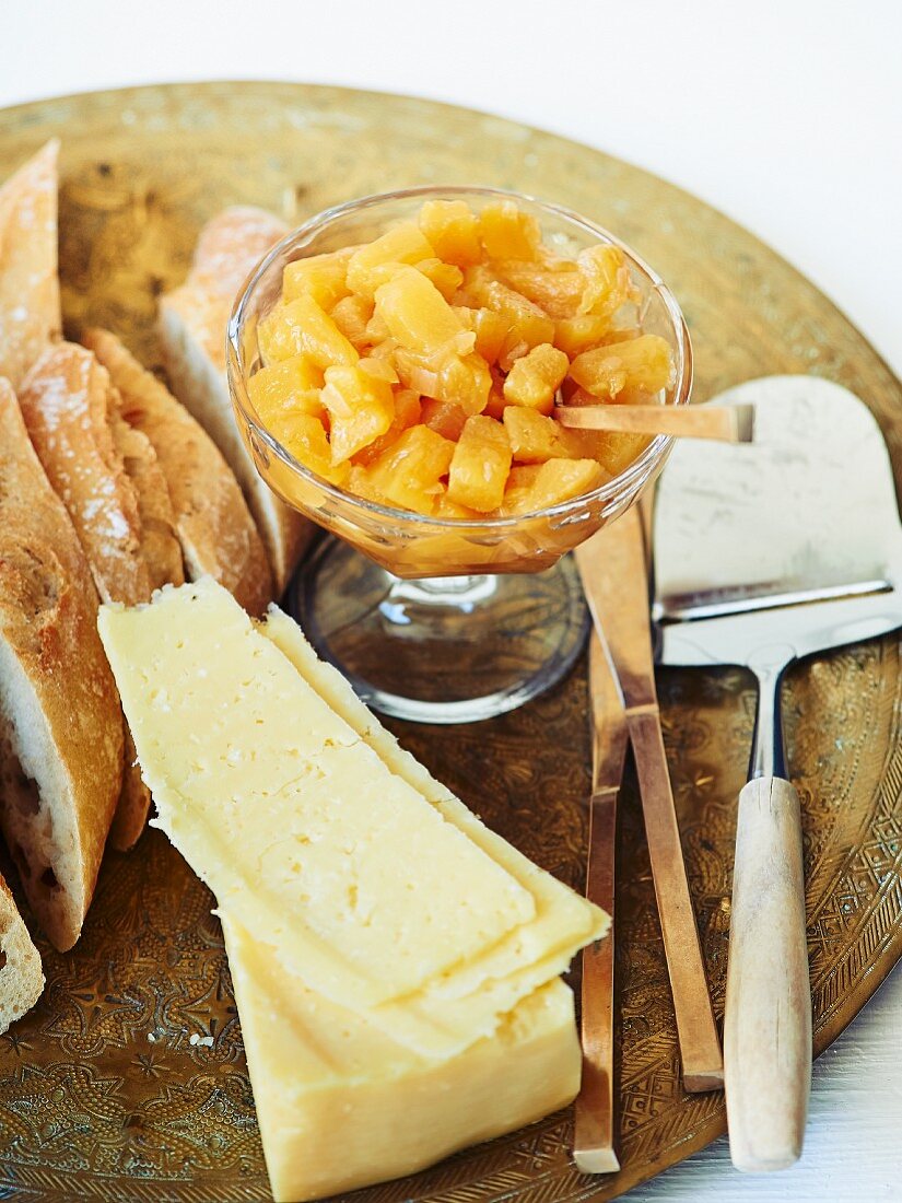 Süsse Ananas-Zwiebel-Marmelade, Brot und Käse