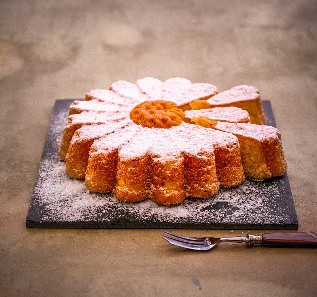 Margeritenkuchen (Mandelkuchen) mit Puderzucker