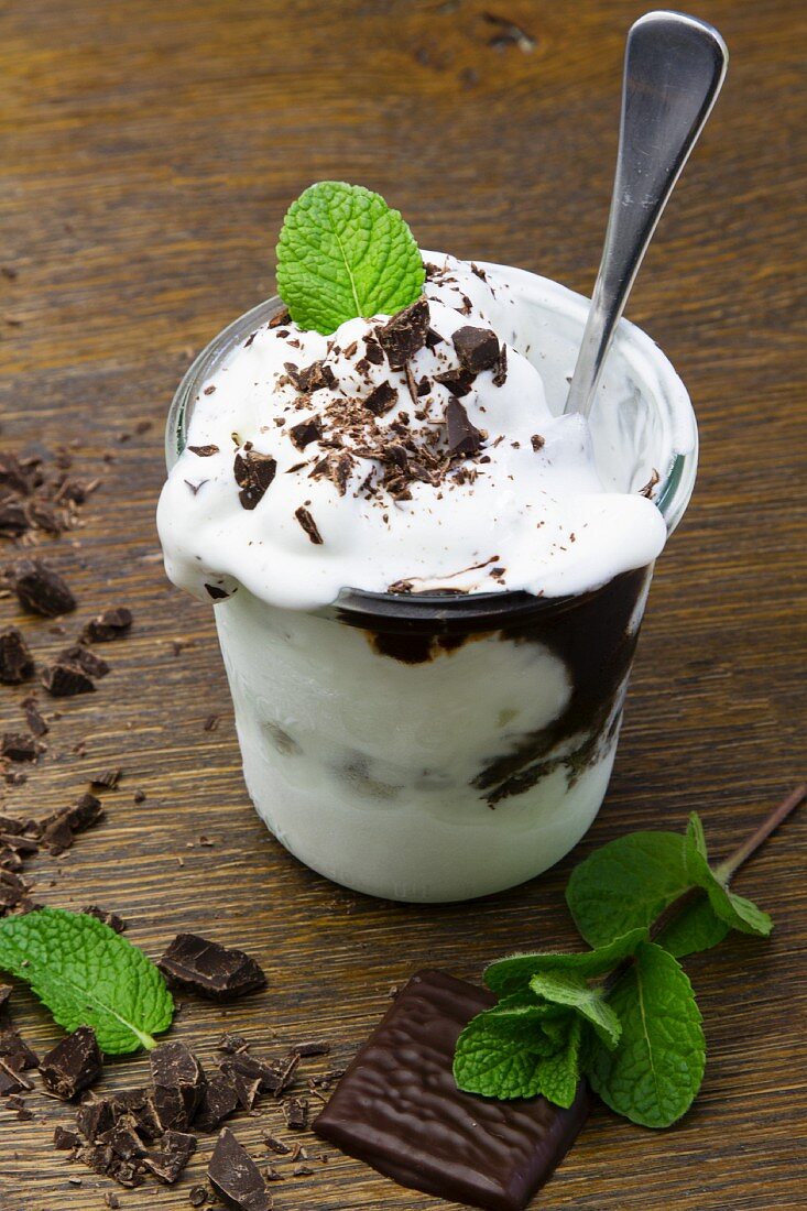 Yogurt with mint and chocolate