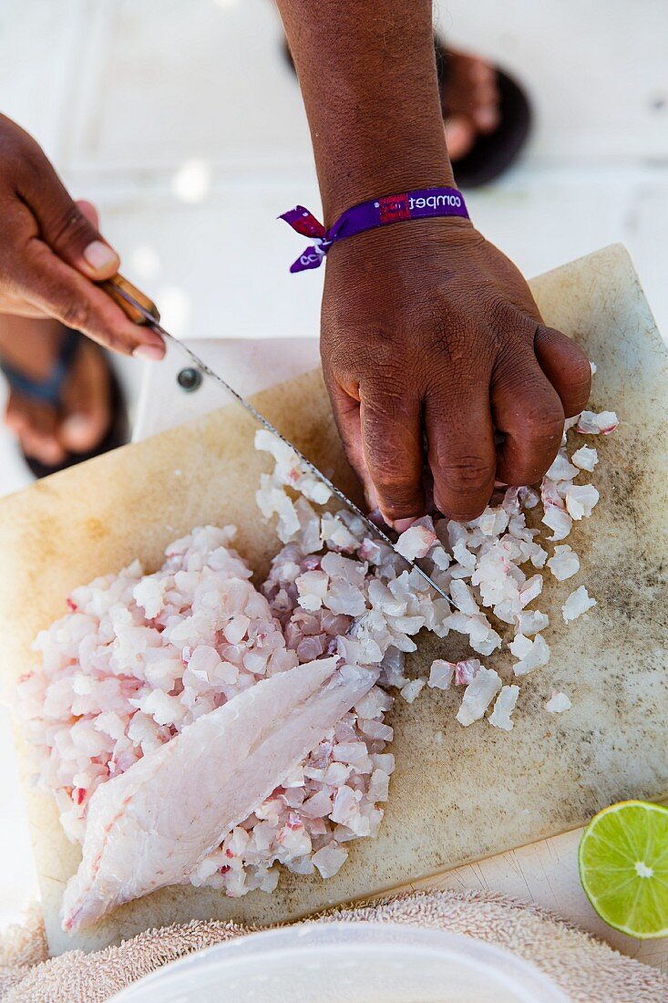 Ceviche vorbereiten: Fischfilet würfeln