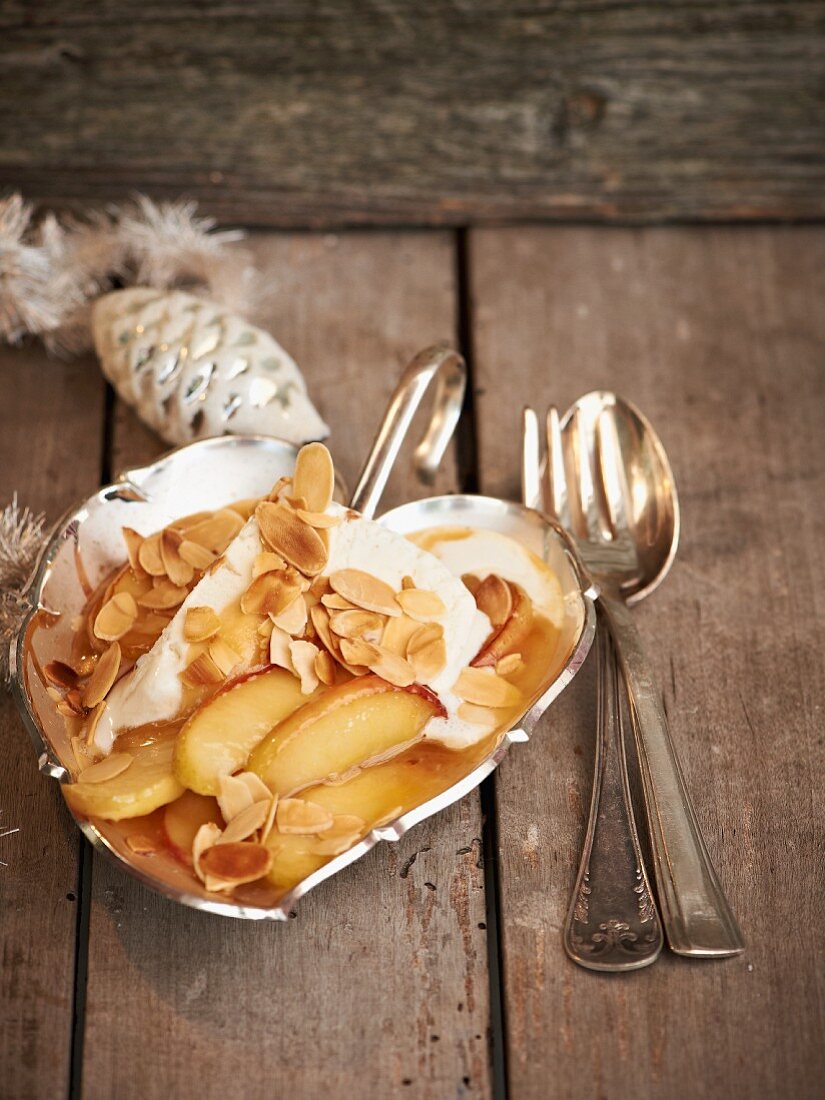 Karamellapfel mit Eis und gerösteten Mandelblättchen