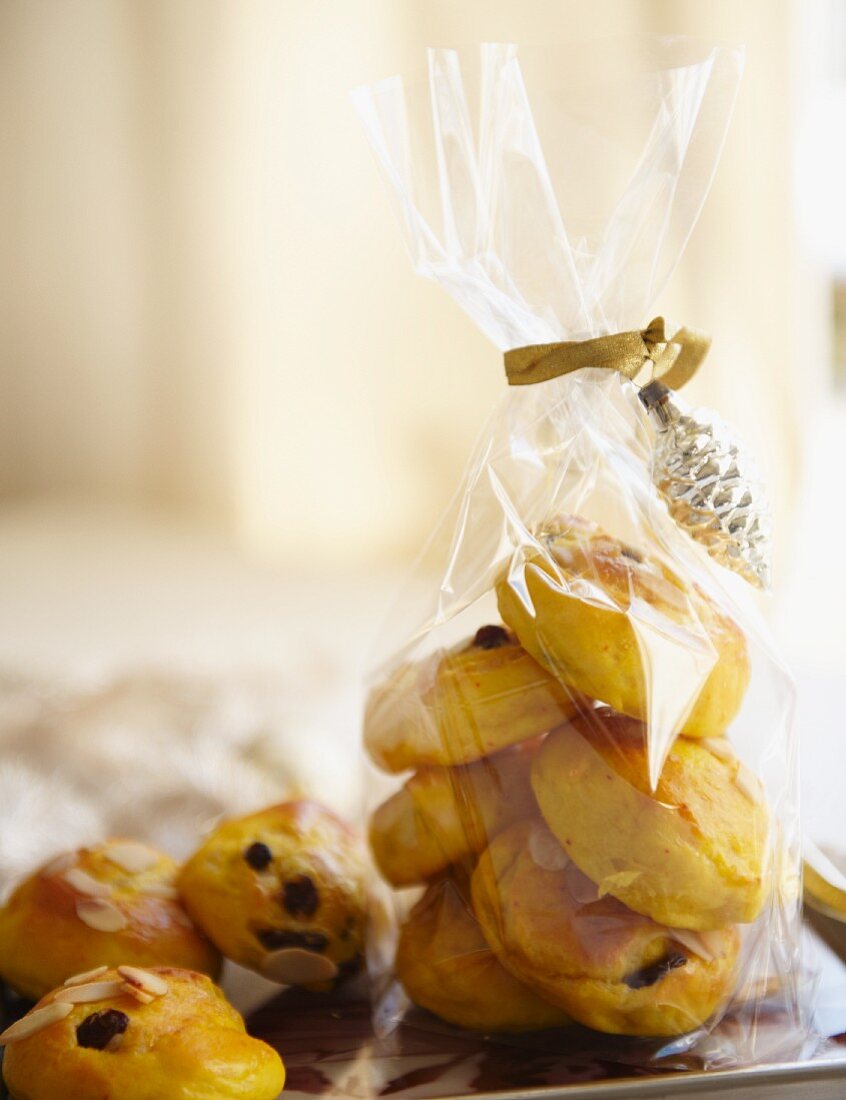 Almond rolls with saffron