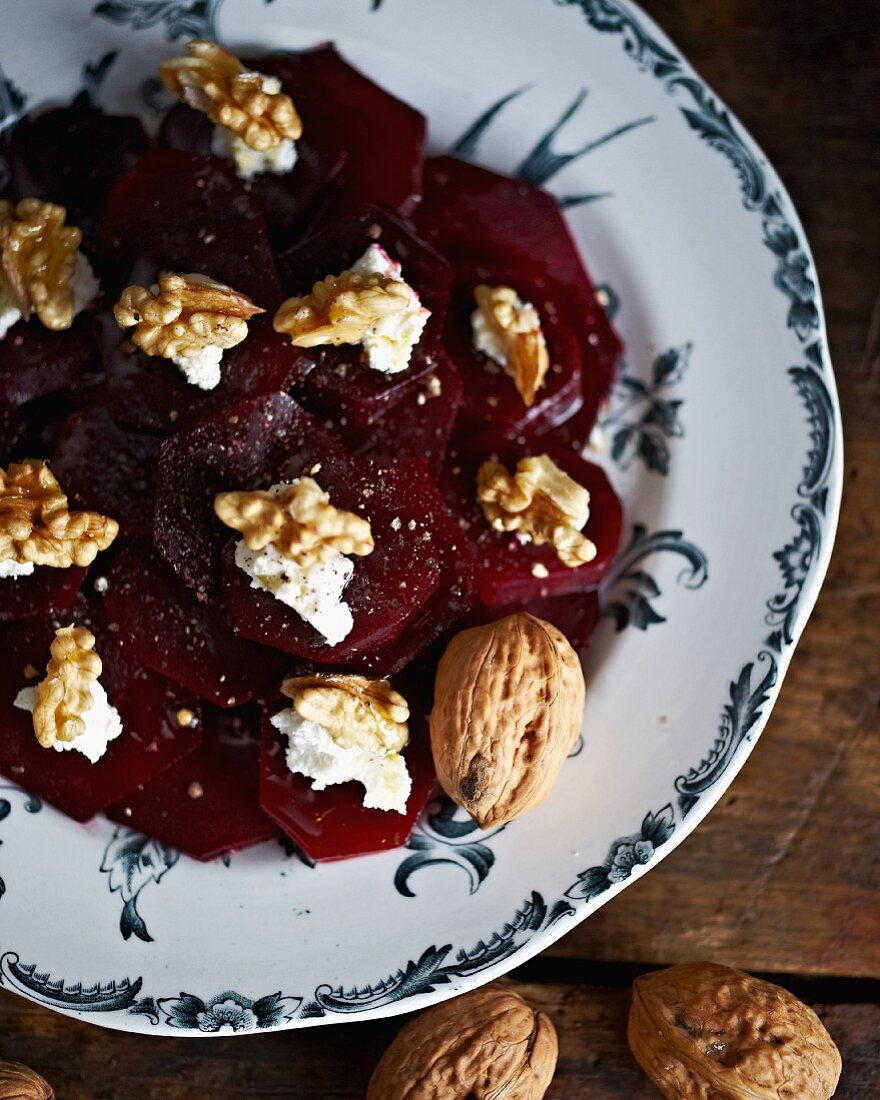 Beetroot salad with walnuts and goat's cheese