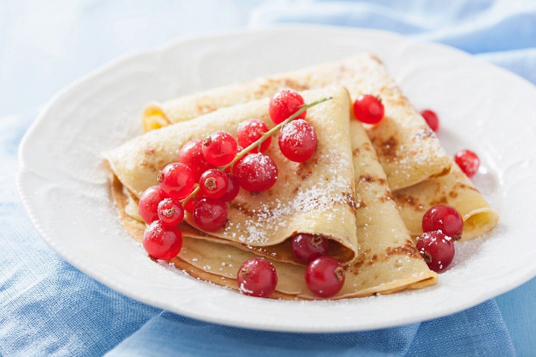 Pancakes with redcurrants and icing sugar
