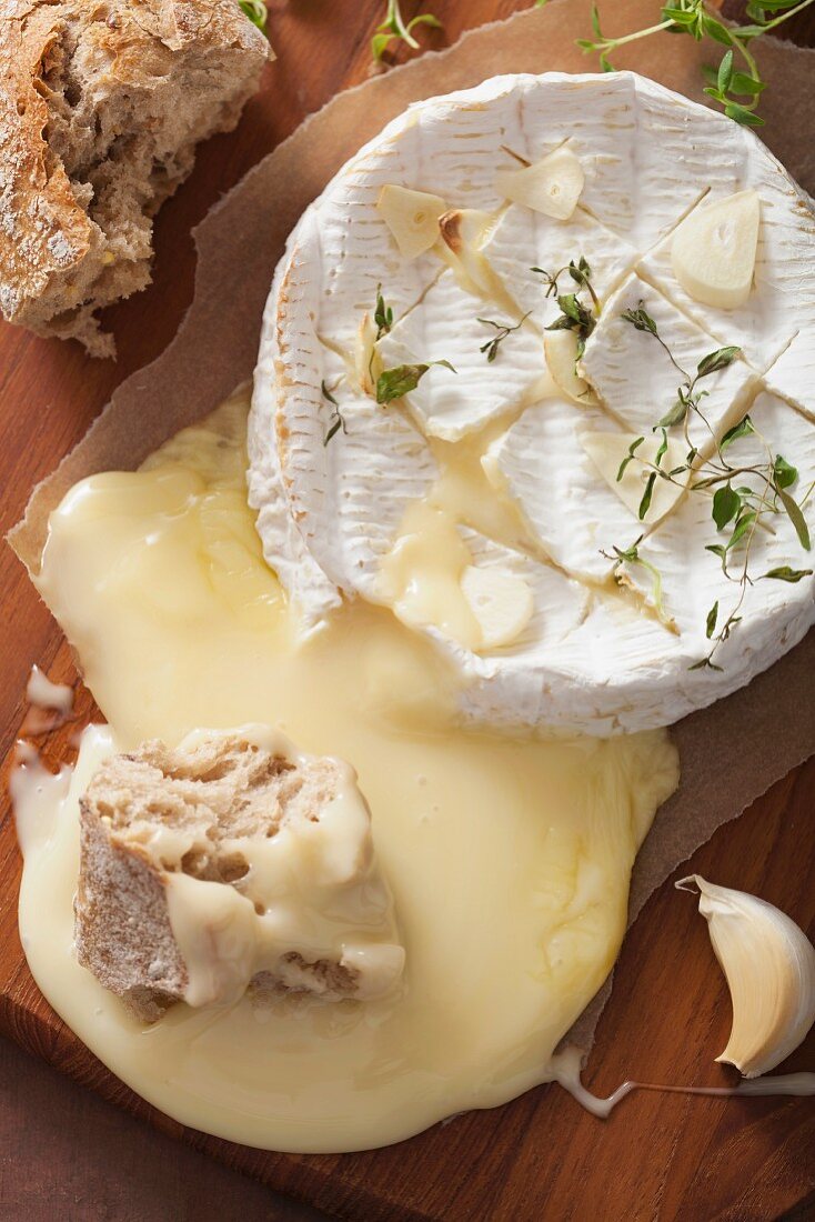 Gebackener Camembert mit Thymian und Knoblauch