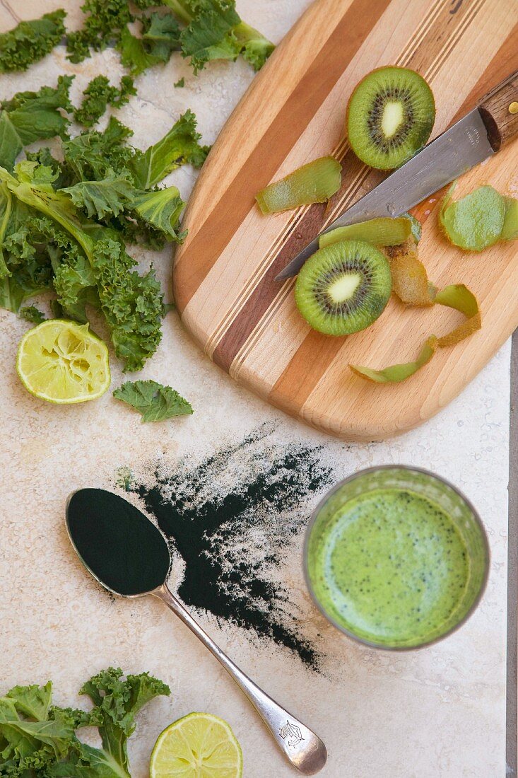 Zutaten für grünen Obst-Gemüse-Drink mit Algenpulver