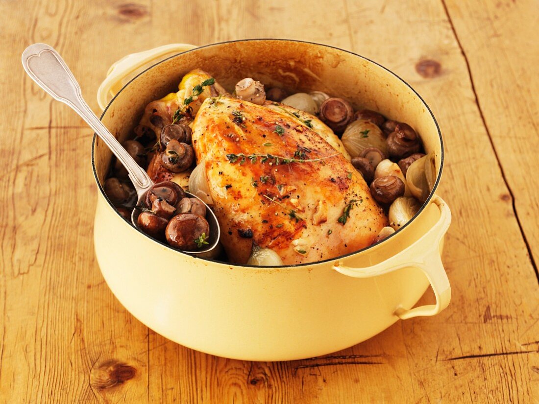 Chicken with mushrooms, thyme and parsley