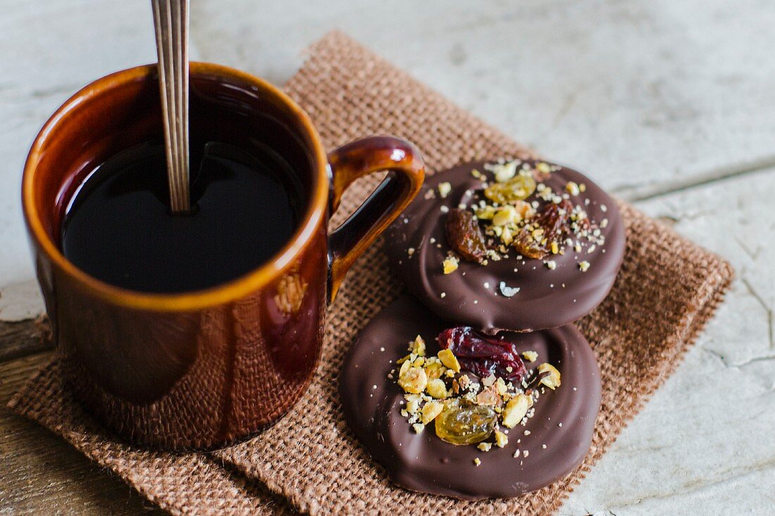 Kaffee und Schokoladenkonfekt