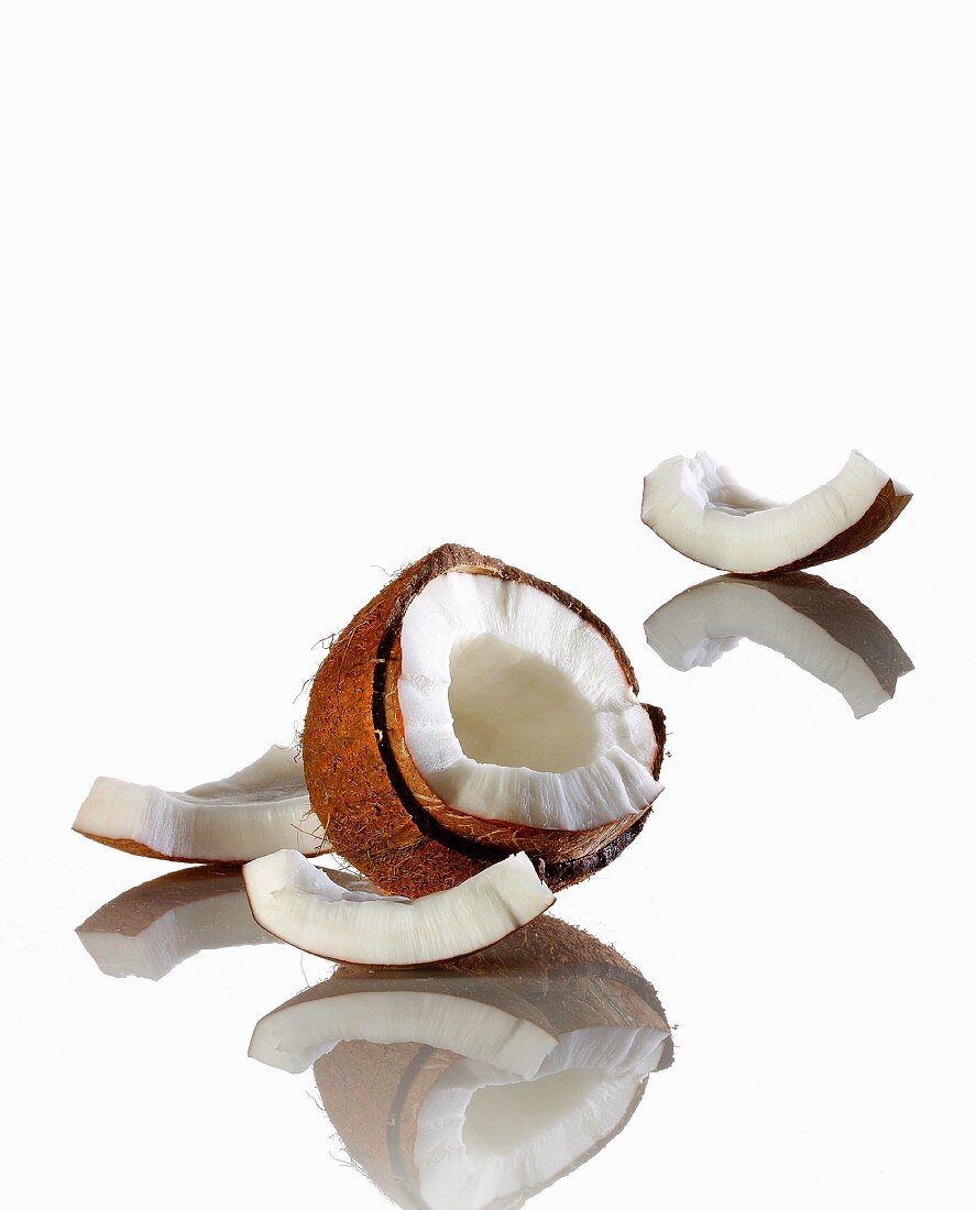 Geöffnete Kokosnuss vor weißem Hintergrund