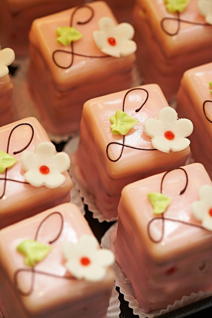 Petit Fours mit kleiner Zuckerblüte