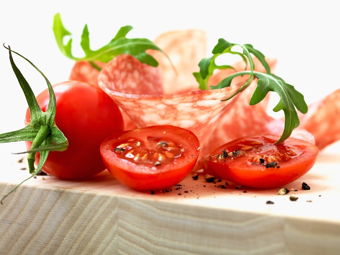 Tomaten mit Salamischeiben und Rucola