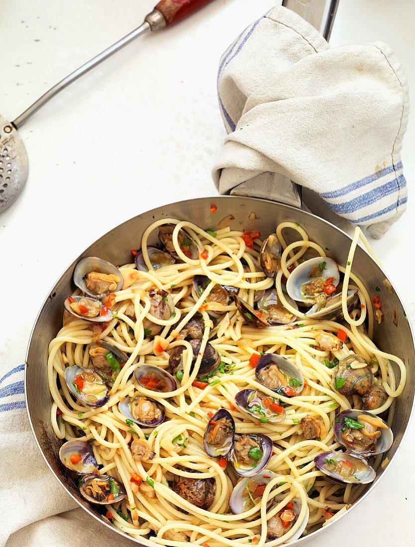 Spaghetti alle vongole (spaghetti with Venus clams, Italy)