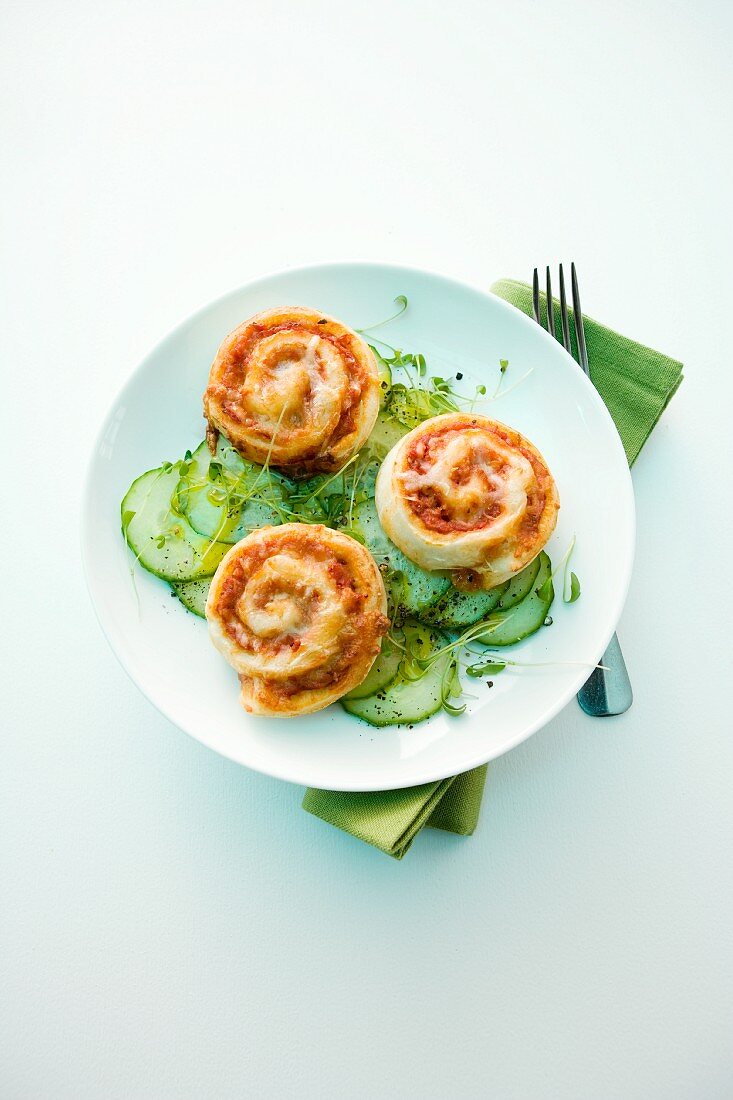 Pizza-Schnecken auf Gurkensalat