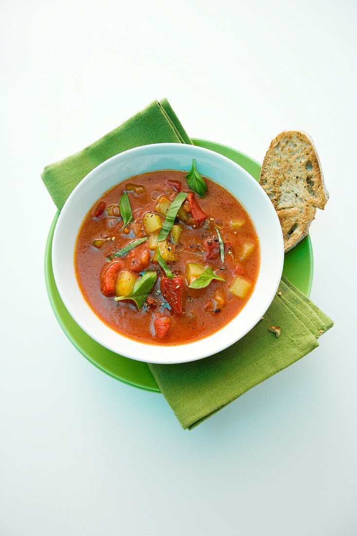 Schnelles Gazpacho mit Scheibe Ciabatta