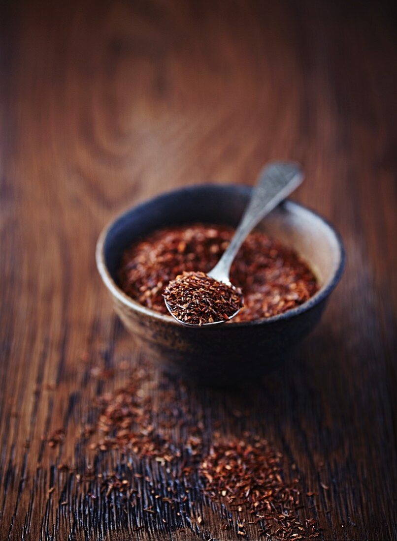 Getrockneter Rooibos in einem Keramikschälchen