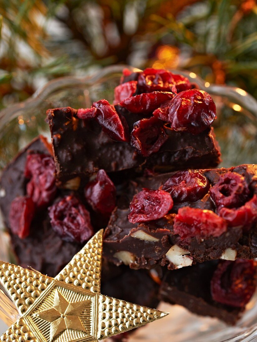 Schwedisches Fudge mit Preiselbeeren zu Weihnachten