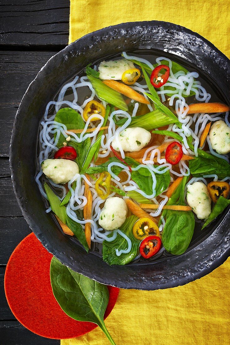 Noodle soup wit spinach, chillis, carrots and dumplings (Asia)