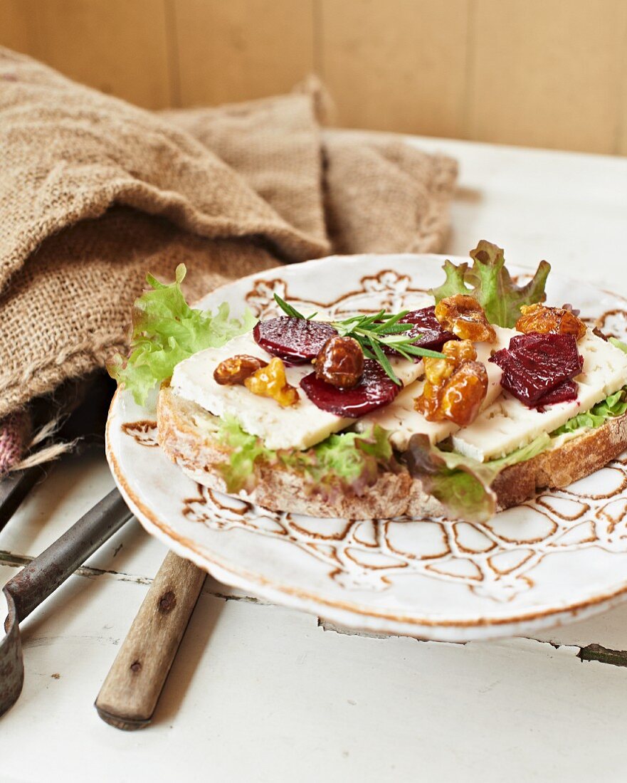 Belegtes Brot mit Ziegenkäse, Rote Bete und karamellisierten Walnüssen