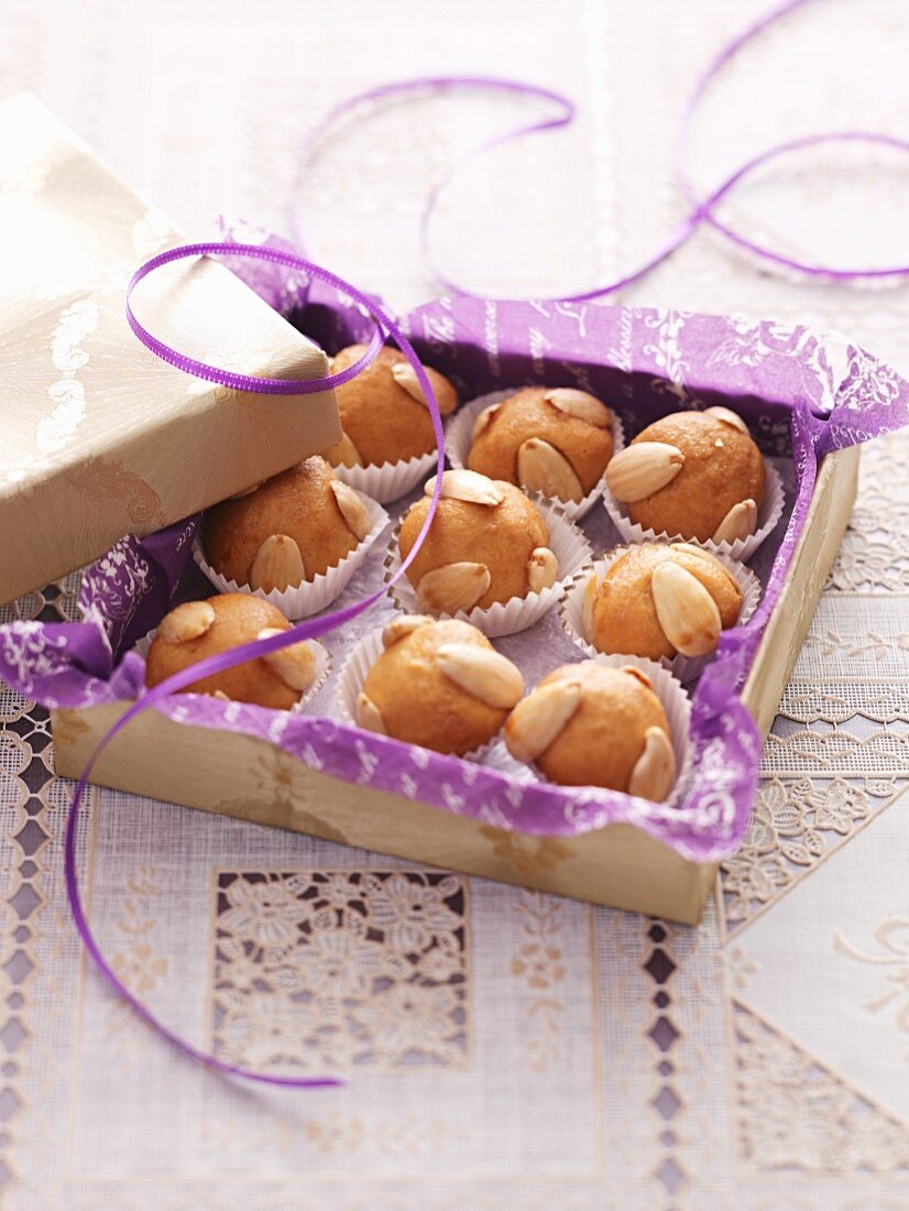 Frankfurter Bethmännchen (Marzipan cookies with almonds)