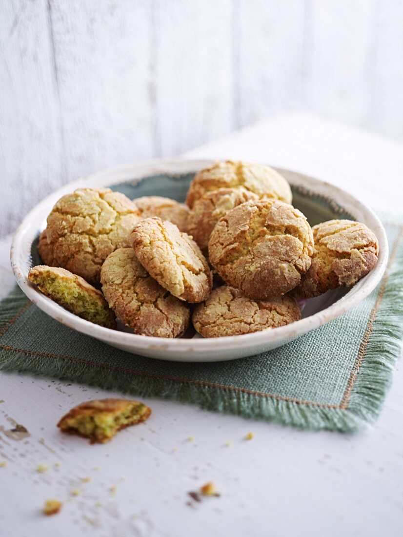 Coconut macaroons with pistachios