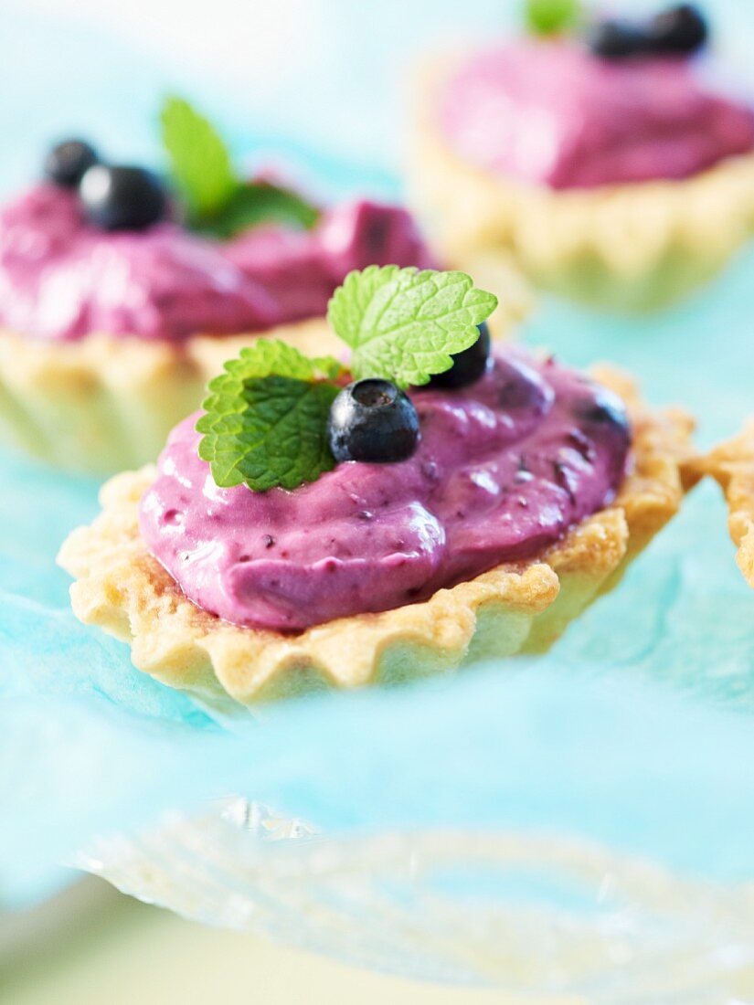Shortcrust tartlets with mascarpone and blueberry cream