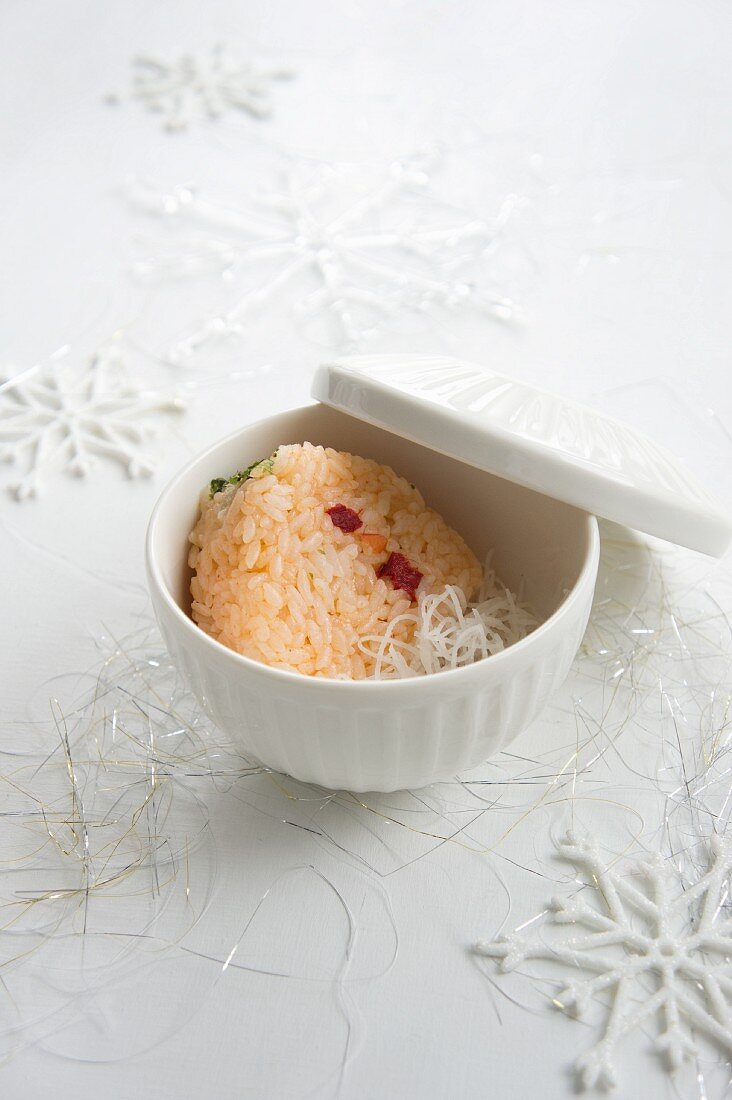Reisbällchen (Onigiri) gefüllt mit Lachs und Paprika (weihnachtlich)