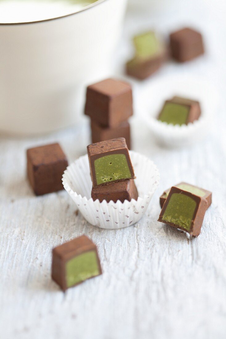 Schokoladenkonfekt, gefüllt mit Matchateecreme