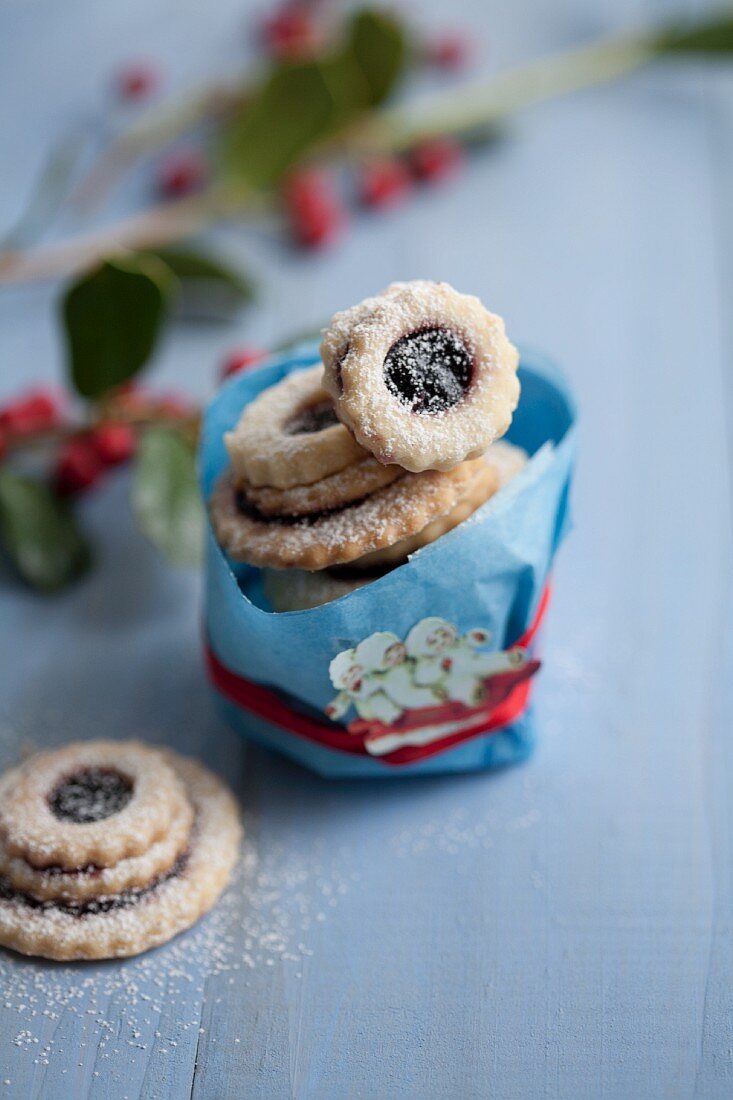 Terrassenplätzchen (jammy biscuit stacks) as a gift