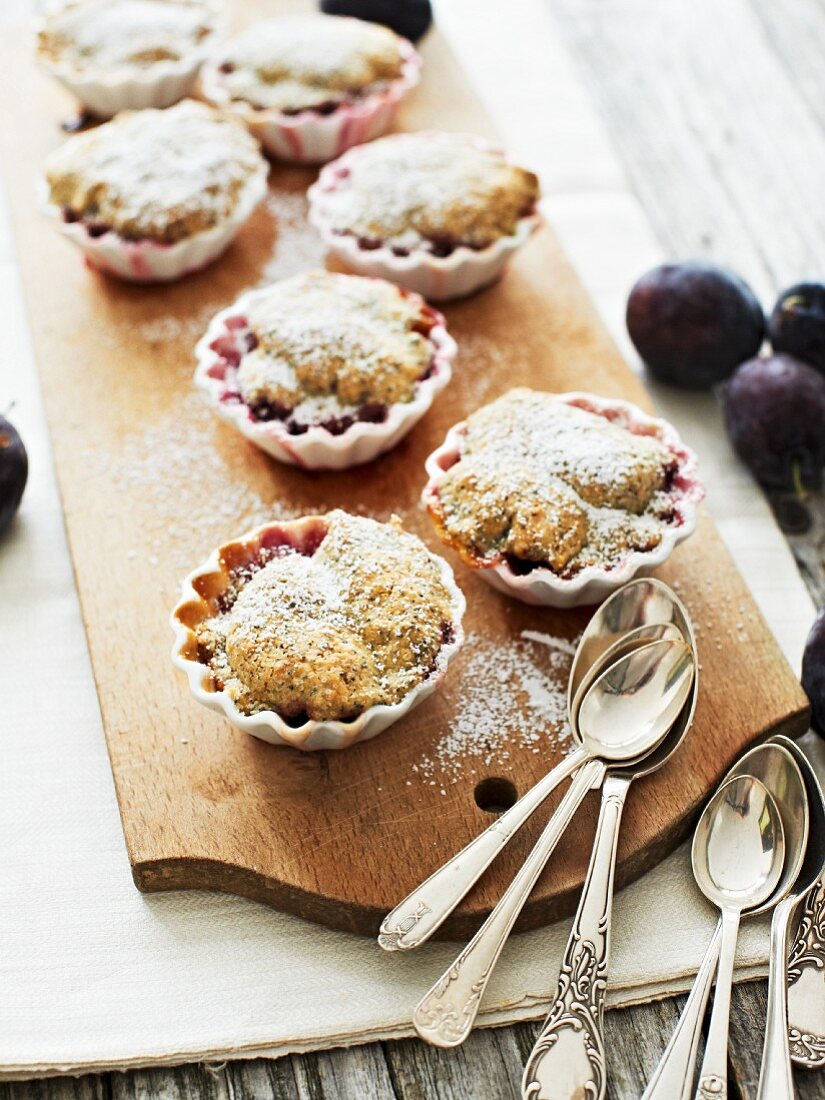 Pflaumen-Mohn-Crumbles mit Puderzucker