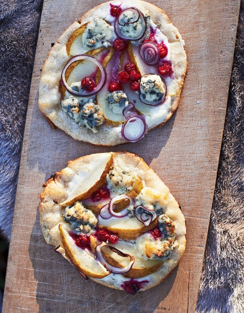 Winter pizza with pears, blue cheese and red onions