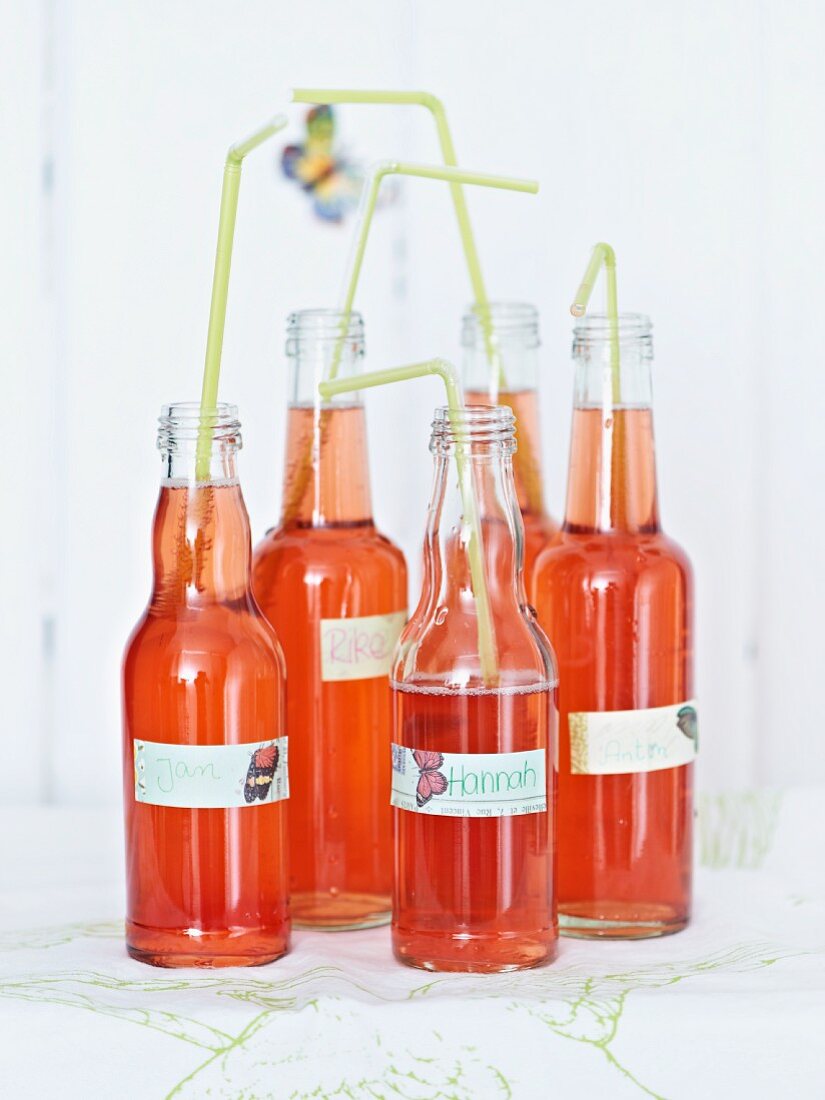 Selbstgemachte Erdbeer-Rosenwasser-Limonade in Flaschen