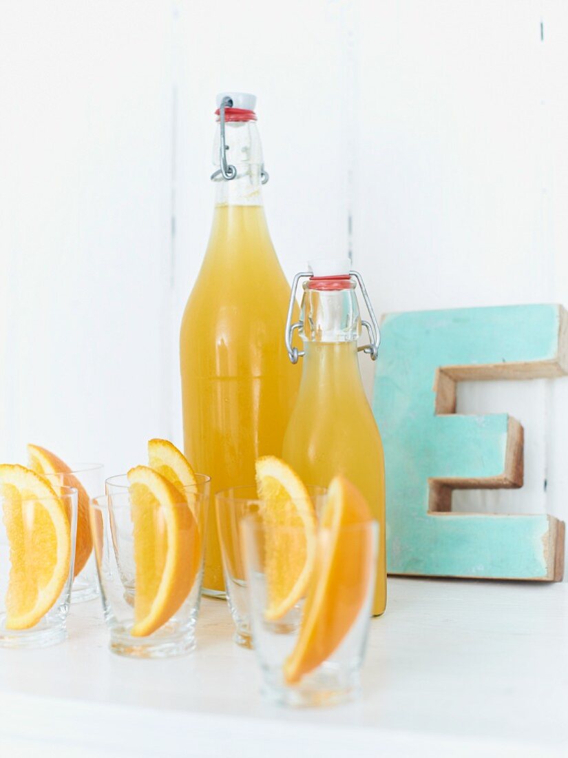 Selbstgemachte Orangen-Ingwer-Limonade in Flaschen