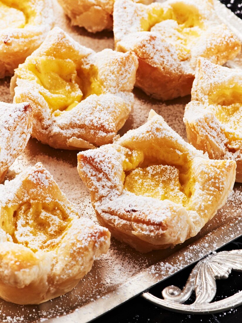 Flaky pastries with vanilla cream and icing sugar