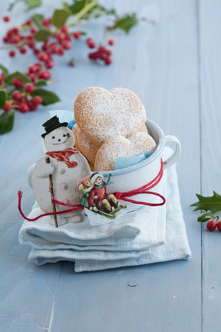 Heart-shaped Christmas biscuits with icing sugar