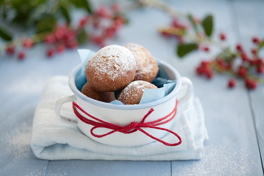 Weihnachtsplätzchen mit Puderzucker