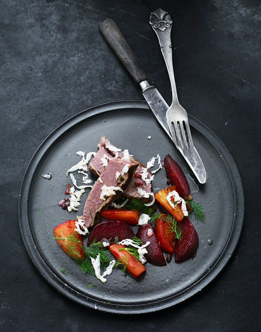 Roast beef with oven-roasted vegetables and horseradish