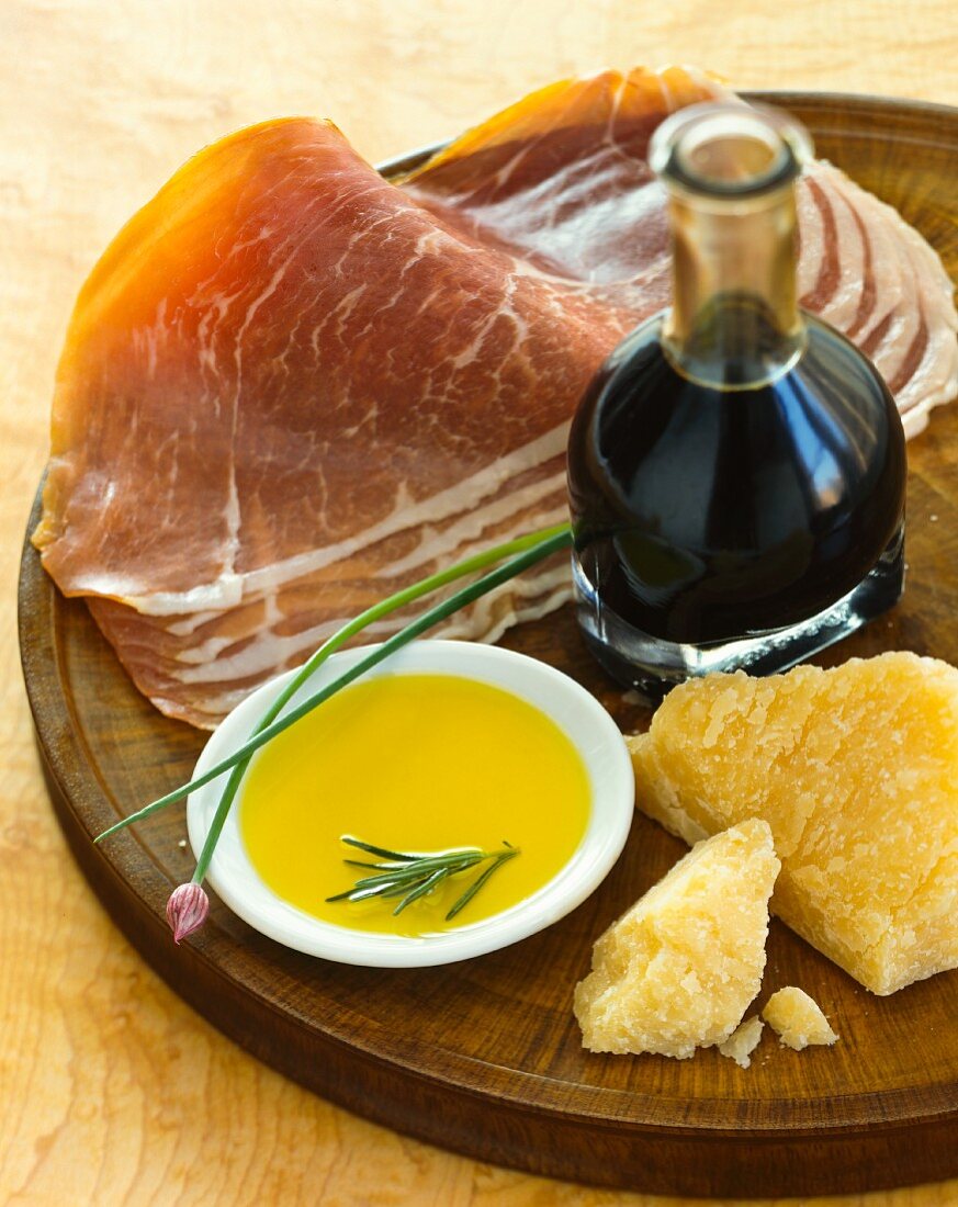 Geschnittener Prosciutto mit Parmesan, Schnittlauch, Balsamico und Olivenöl