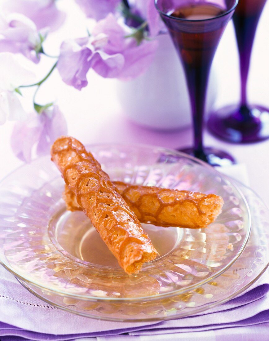 Brandy snaps on a glass plate (USA)