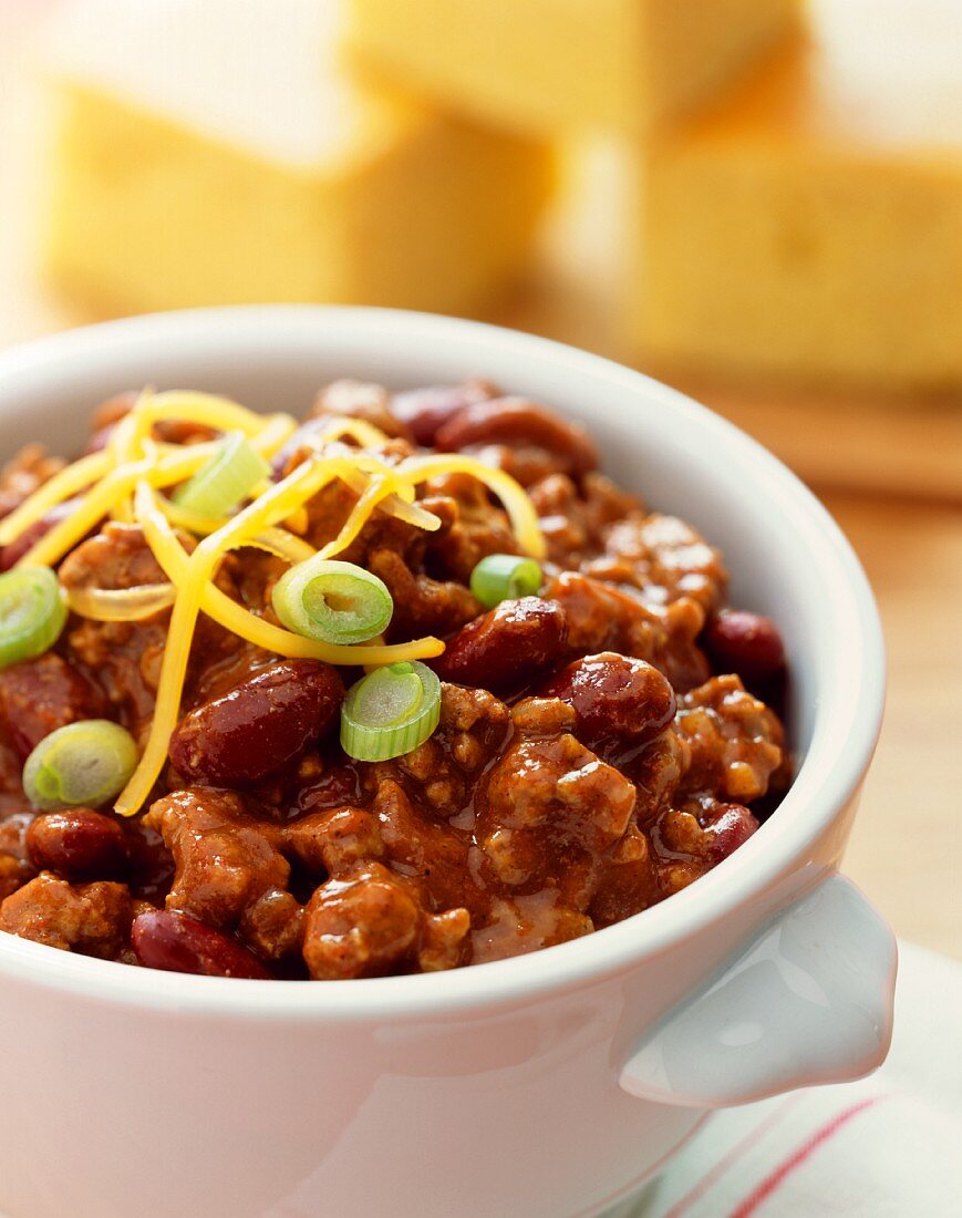 Klassisches Chili Con Carne mit Frühlingszwiebeln und Käse