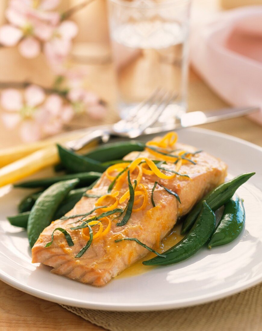 Lachs mit Zuckerschoten und Orangenzesten