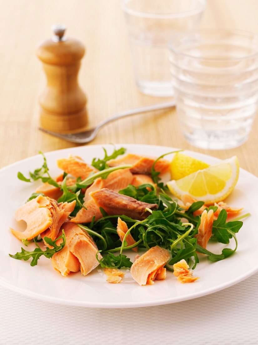 Salat aus Räucherforelle und Rucola mit Zitronenschnitz