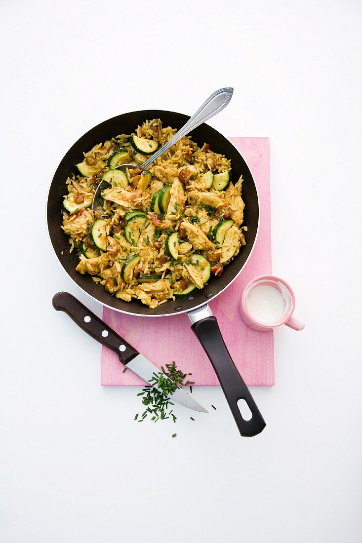 Oriental fried rice with chicken, courgettes and dates
