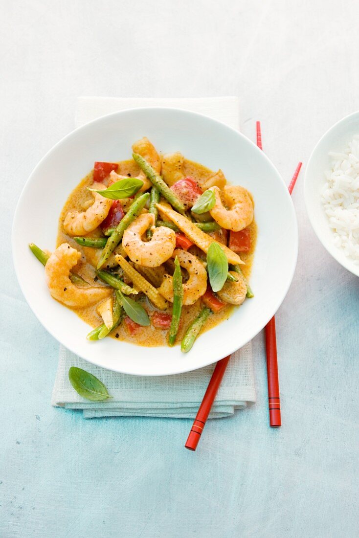 Prawn curry with beans, peppers and corn cobs (Thailand)